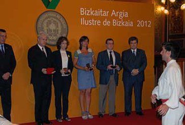 Las víctimas civiles de los bombardeos reciben el título de ???Ilustre de Bizkaia’