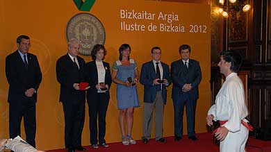 Las víctimas civiles de los bombardeos reciben el título de ???Ilustre de Bizkaia’