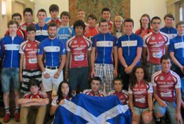 Recepción en el Ayuntamiento a los jóvenes ciclistas escoceses