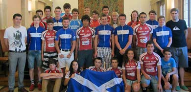 Recepción en el Ayuntamiento a los jóvenes ciclistas escoceses