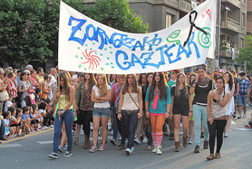 El fallecimiento de una zornotzarra de 16 años tiñe de luto el desfile de Santanatxu