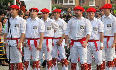 El grupo de danzas Iluntze celebra mañana su trigésimo aniversario en Matiena