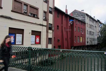 Dos personas se descuelgan por una ventana y se lanzan al río para huir de un incendio