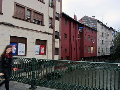 Dos personas se descuelgan por una ventana y se lanzan al río para huir de un incendio