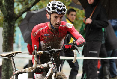 El ermuarra Aitor Hernández vence en Elorrio y reduce distancias con Murgoitio