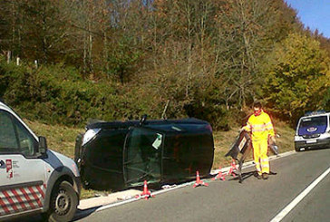 Dos heridos tras el vuelco de un turismo en Urkiola