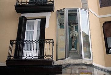 La popular figura del Cristo de Andra Mari “regresa a casa”