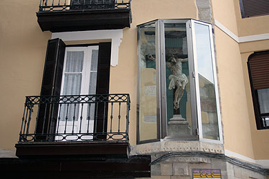 La popular figura del Cristo de Andra Mari “regresa a casa”