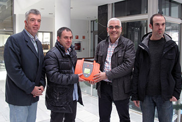 El Centro Zelaieta dispone de un desfibrilador donado por la empresa Ekin