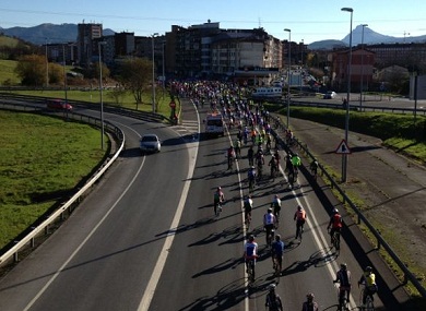 Alrededor de 8.000 ciclistas en el homenaje a Iñaki Lejarreta