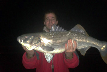 Un durangués pesca una lubina de 8,8 kilos en Gipuzkoa