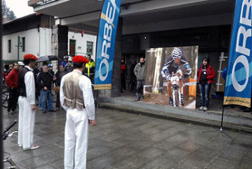 Berriz rinde un emotivo homenaje a Iñaki Lejarreta