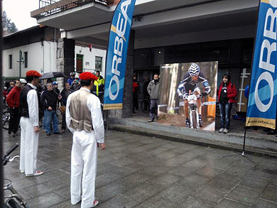 Berriz rinde un emotivo homenaje a Iñaki Lejarreta