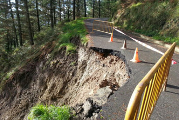 Las  lluvias provocan el derrumbamiento de una carretera en Garai