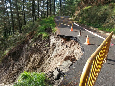 Las  lluvias provocan el derrumbamiento de una carretera en Garai