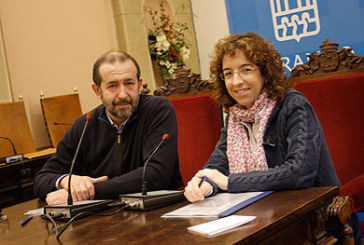 El Ayuntamiento firma el convenio con la asociación de comerciantes Dendak Bai