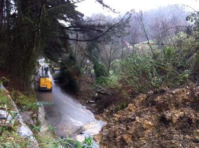 El desprendimiento de parte de una escombrera obliga a cerrar el camino de Larrinagatxu