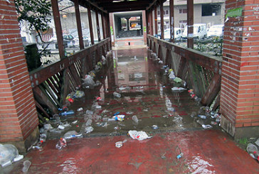 Denuncian la suciedad y los ruidos del ???macrobotellón???