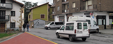 Vecinos de Zelaieta recogen firmas contra la peatonalización de varias calles