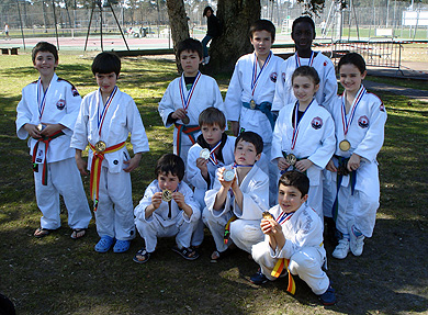 El equipo de judo de Durango se cuelga una docena de medallas en Francia