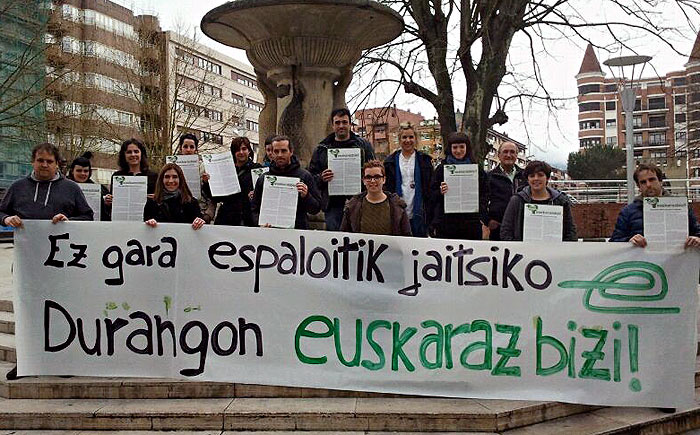 “Espaloitik ez jaisteko eta euskaraz bizitzeko” deialdia egin dute hainbat eragilek