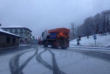 El temporal obliga a circular con cadenas por Urkiola