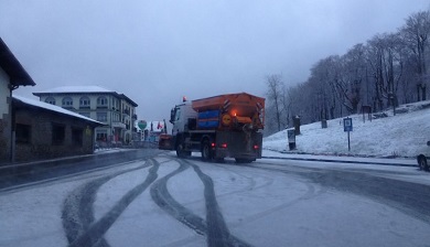 El temporal obliga a circular con cadenas por Urkiola
