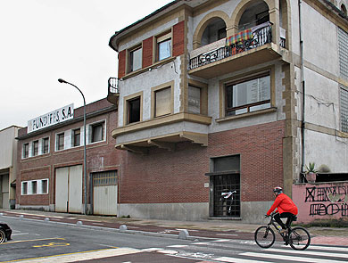 Desalojadas las oficinas de Fundifés ocupadas por personas sin hogar desde hace años