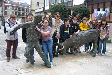 Jesuitak muestra Durango a un grupo de escolares ingleses