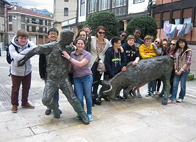 Jesuitak muestra Durango a un grupo de escolares ingleses