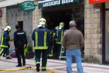 Bomberos sofocan un incendio en una floristería de Durango