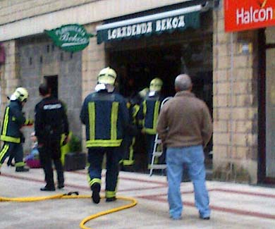 Bomberos sofocan un incendio en una floristería de Durango