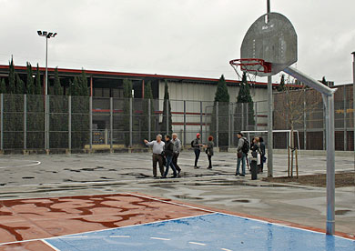 Las escuelas de Matiena estrenan una zona de ocio con pistas deportivas y un huerto