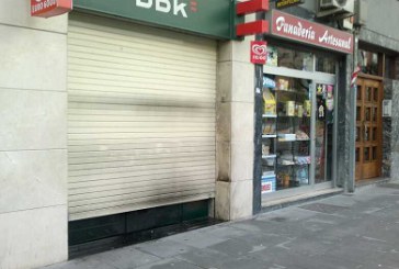 Desconocidos lanzan un cóctel molotov contra una oficina de la BBK en Amorebieta
