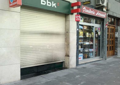 Desconocidos lanzan un cóctel molotov contra una oficina de la BBK en Amorebieta