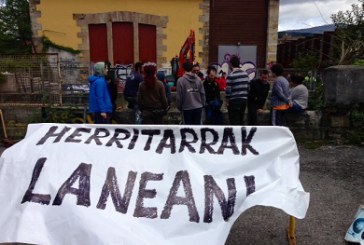 Medio centenar de jóvenes abren un paso en las vías para unir Montevideo y el Antzoki
