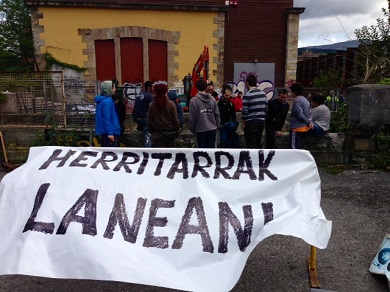 Medio centenar de jóvenes abren un paso en las vías para unir Montevideo y el Antzoki