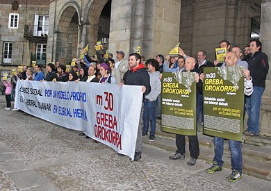 Una decena de colectivos de Durangaldea y cinco sindicatos se suman a la huelga del 30-M