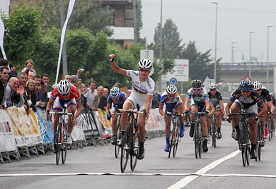 Marianne Vos no da tregua y gana al sprint la primera etapa de la Emakumeen Bira