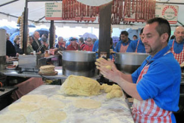 El mal tiempo no puede con la devoción a San Antonio