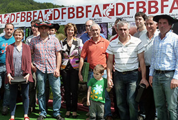 Izurtza eta Berrizko abeltzain ustiategiak, Euskadiko onen artean sarituak izan dira