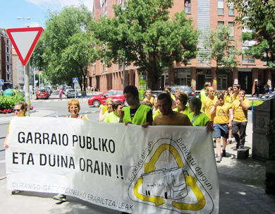 Una treintena de personas marcha para la mejora del servicio de autobuses a Gasteiz