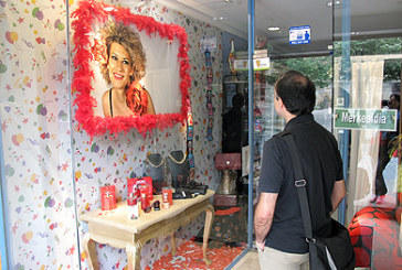 Los escaparates de Elorrio crean un espacio artístico con la exhibición de 25 fotografías