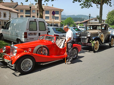 Coches de todas las épocas aparcan en Abadiño