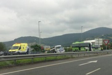Accidente sin heridos en Iurreta al colisionar un ‘Bizkaibus’ y un todoterreno