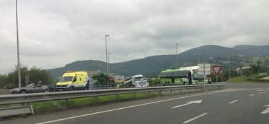 Accidente sin heridos en Iurreta al colisionar un ‘Bizkaibus’ y un todoterreno