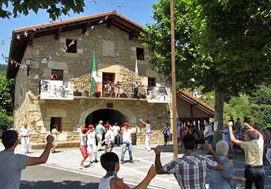 Las mujeres protagonizan las fiestas de Garai por Santa Ana