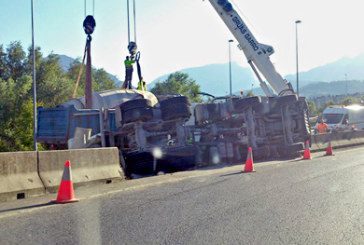 Herido el conductor de una hormigonera tras volcar e impactar contra la mediana