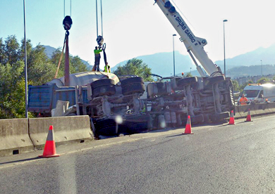 Herido el conductor de una hormigonera tras volcar e impactar contra la mediana