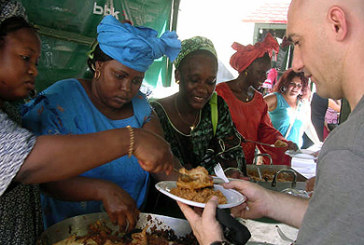 Elorrion bizi diren hamabi kulturatako gastronomia erakustaldia antolatu dute